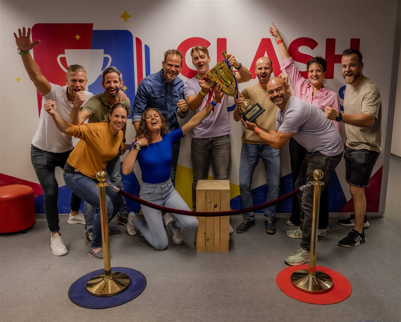 Een ClashRooms-locatie tijdens een groepsavond — een team in actie tussen gekleurde verlichting